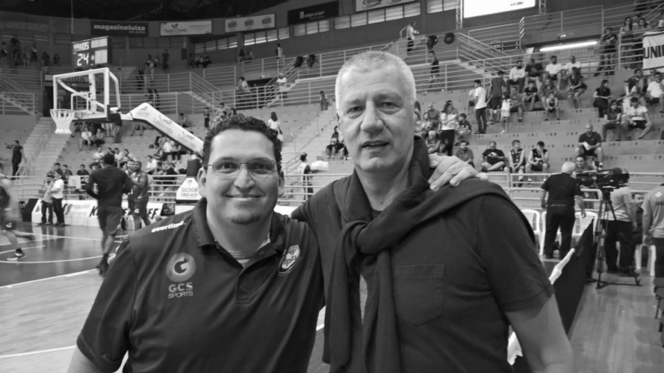 Bulgarelli e Aleksandar Petrovic, técnico da seleção brasileira de basquete e irmão de Drazen Petrovic.